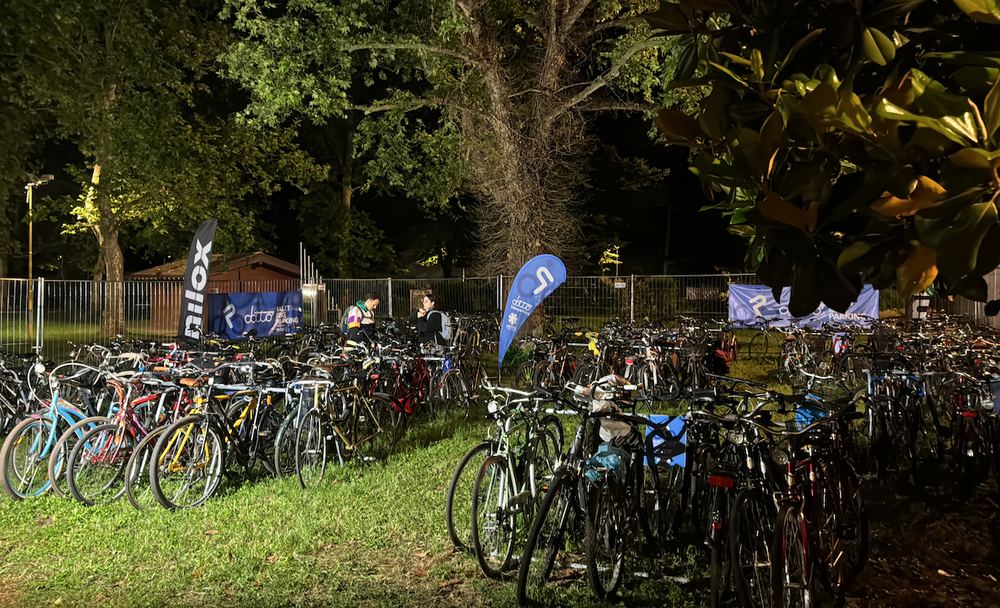 Biciclette parcheggiate sulle rastrelliere Dottò a un evento all'aperto
