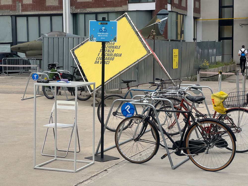 Area di parcheggio bici Dottò con segnaletica dedicata