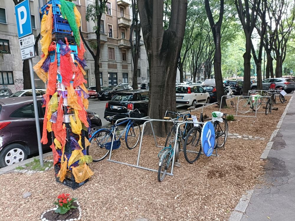 Viale alberato con le biciclette custodite dal servizio Dottò