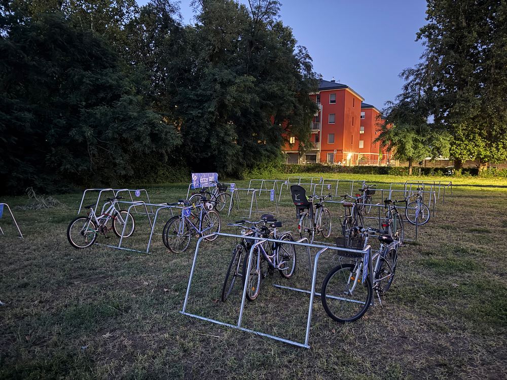 Il parcheggio bici Dottò al tramonto durante un evento